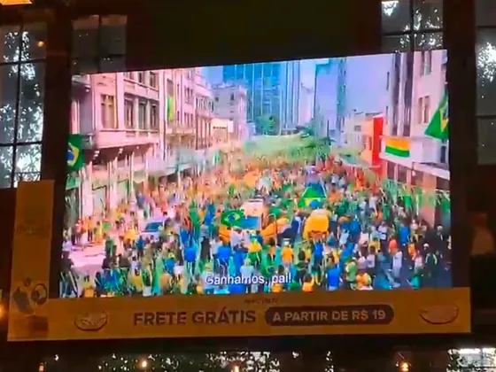 Telão de LED instalado no Boa Praça Itaim