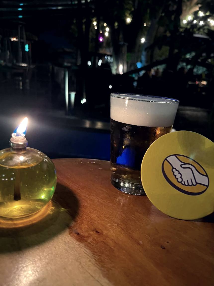 Chopp servido sobre bolacha personalizada com a marca do anunciante